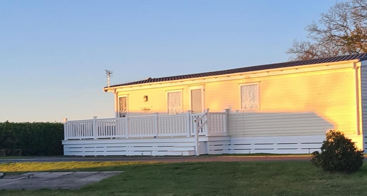 Beautiful 2 Bedroom Caravan, Holiday Park Tenby Saint Florence Exterior foto