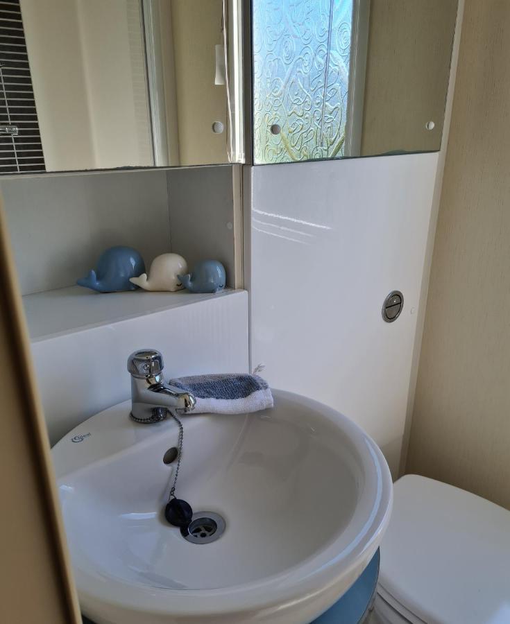 Beautiful 2 Bedroom Caravan, Holiday Park Tenby Saint Florence Exterior foto